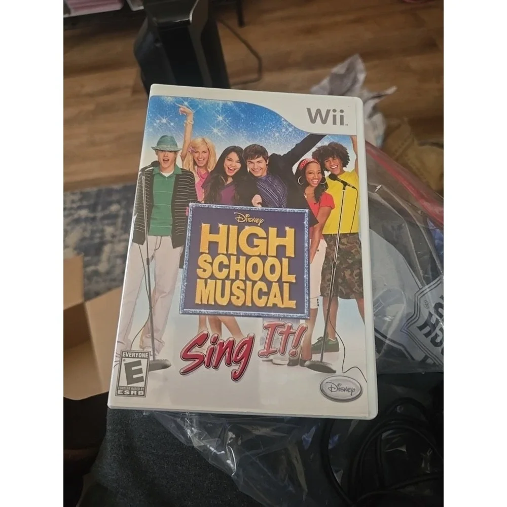 High School‎ Musical: Sing It Bundle with Microphone - Nintendo Wii